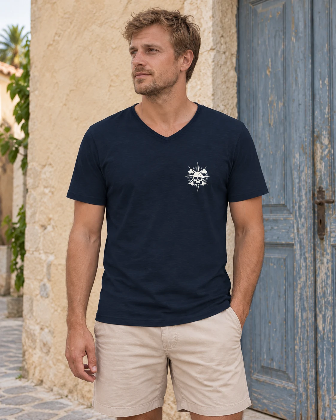 T-shirt col V homme porté : Navy · Boussole pirate 971 · Blanc