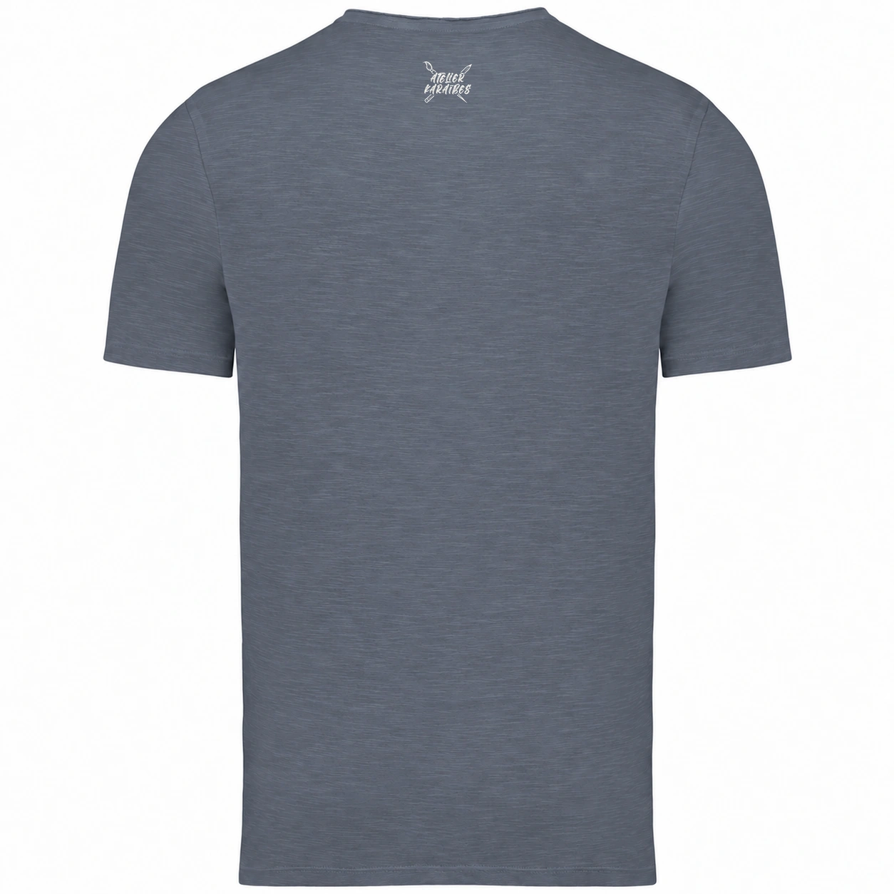 Dos du T-shirt col V Mineral Grey : logo Atelier Karaïbes en blanc à l’extérieur, sous le col