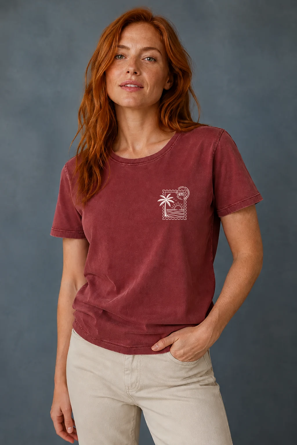 T-shirt vieilli femme rouge grenat, Timbre palmier 971 blanc, porté en studio.