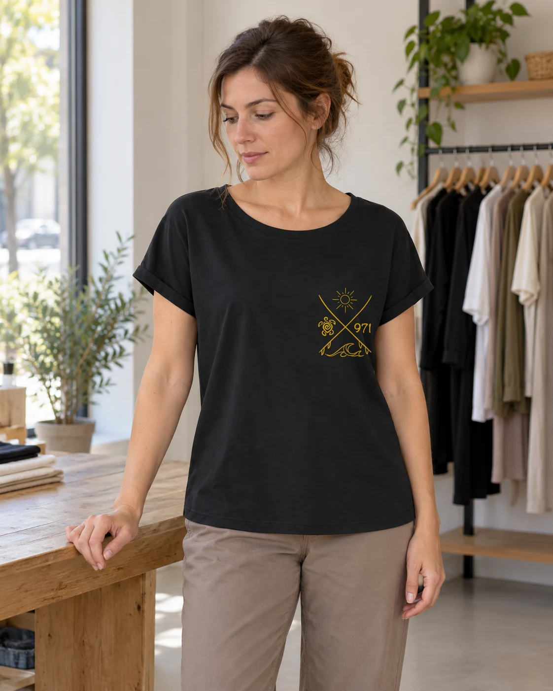 T-shirt rouloté, coupe loose porté : Noir · Surf tortue 971 · Jaune moutarde