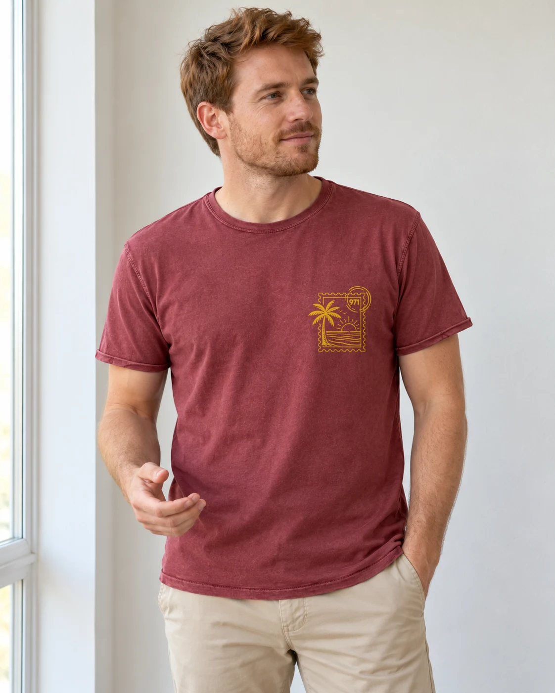 T-shirt vieilli homme rouge grenat, Timbre palmier 971 jaune moutarde, porté à la terrasse d’un café créole.