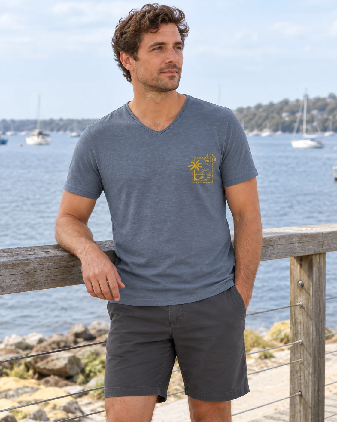 T-shirt col V homme porté : Mineral Grey · Stamp 971 · Jaune moutarde