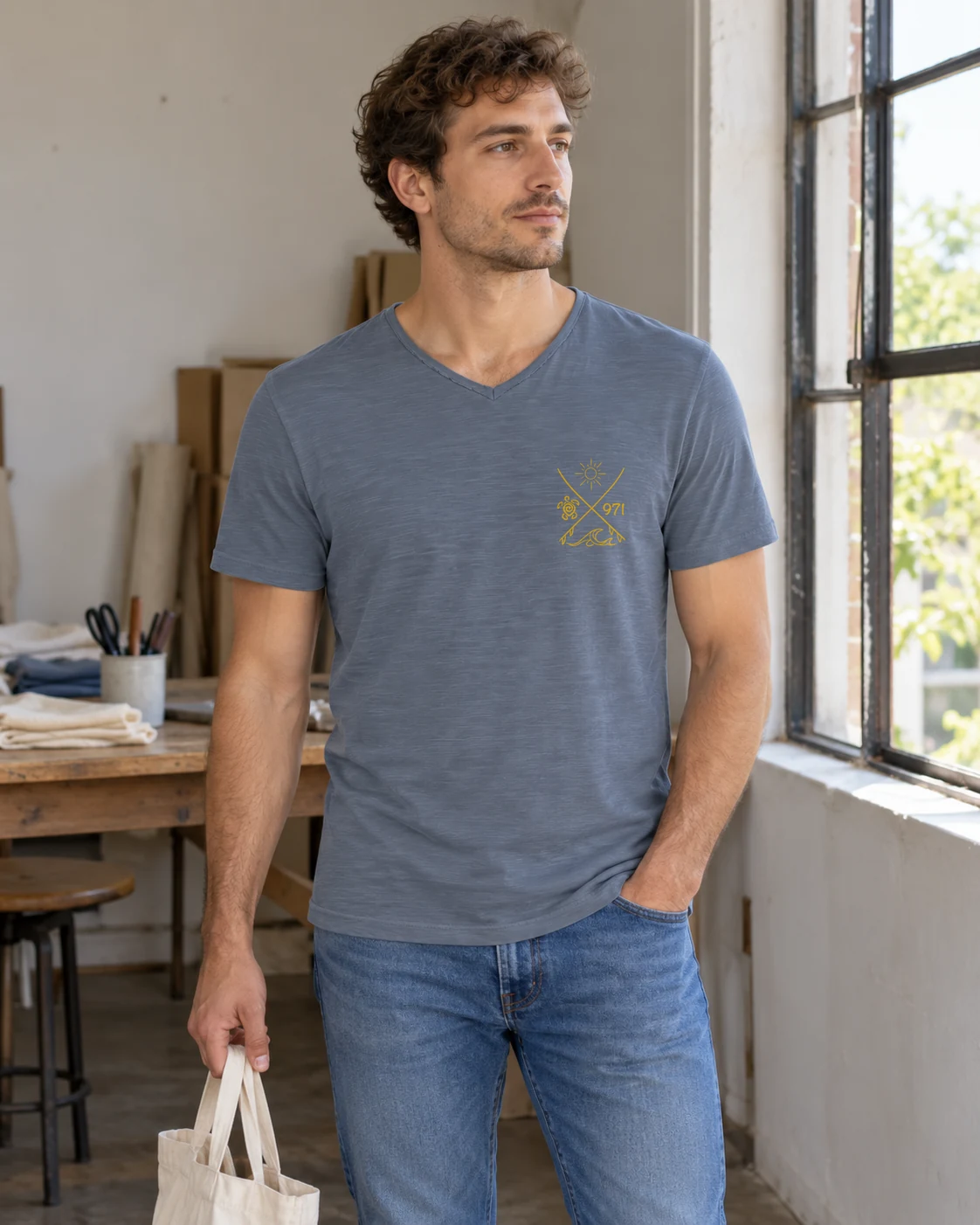 T-shirt col V homme porté : Mineral Grey · Surf tortue 971 · Jaune moutarde