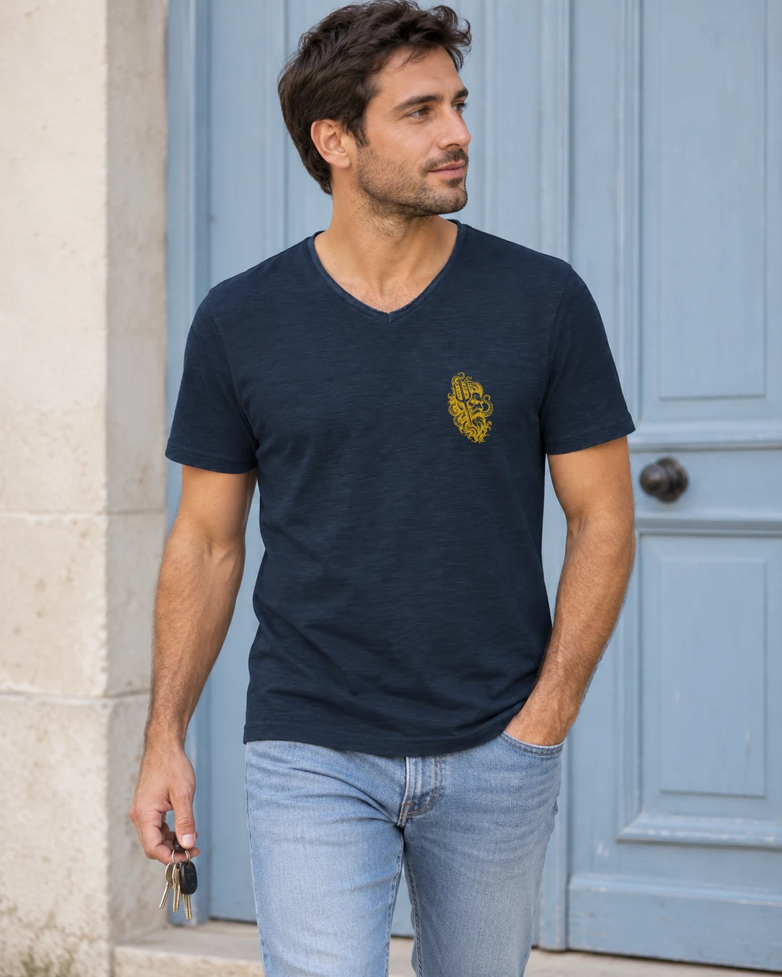 T-shirt col V homme porté : Navy · Poséidon · Jaune moutarde