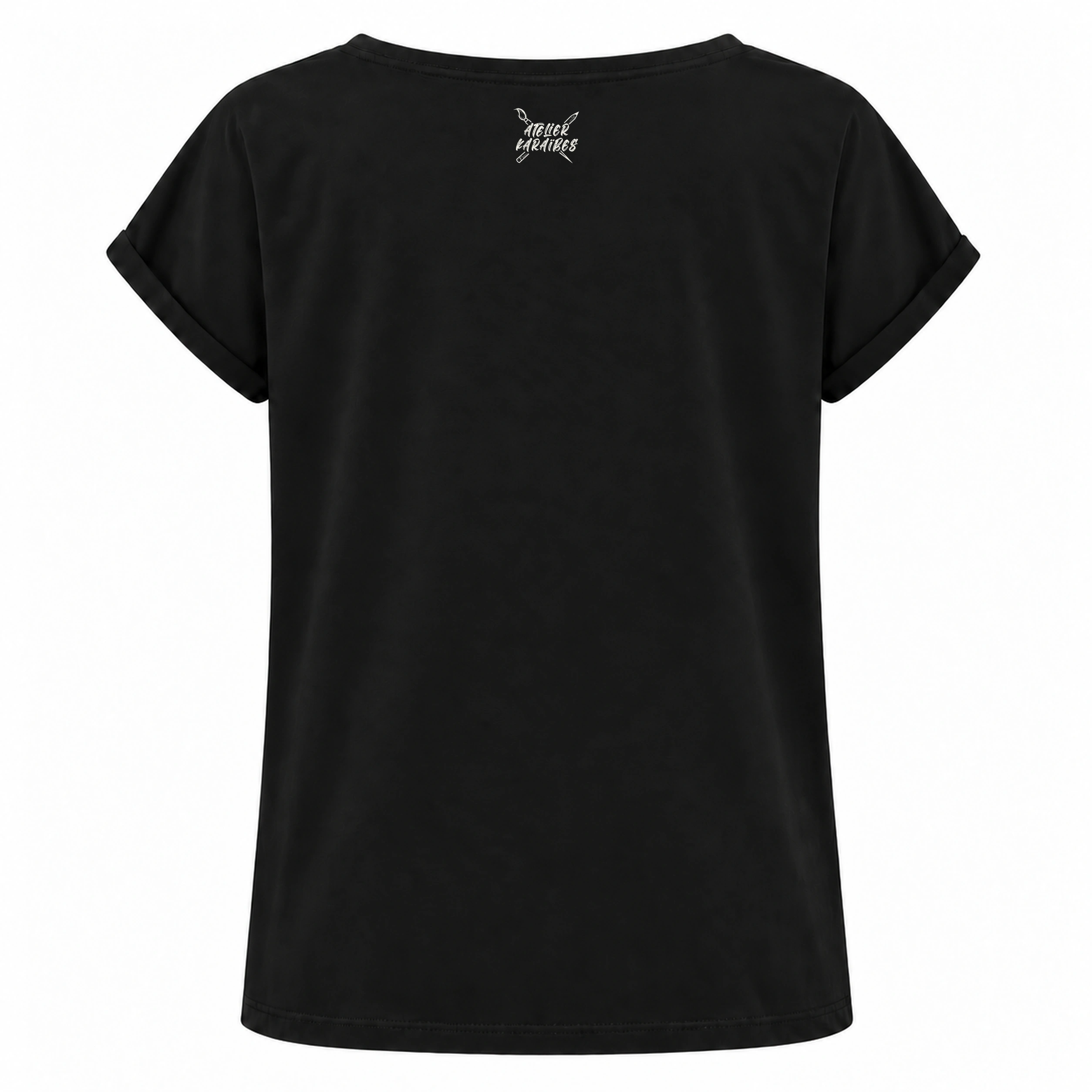 Dos du T-shirt rouloté noir : logo Atelier Karaïbes en blanc à l’extérieur, juste sous le col