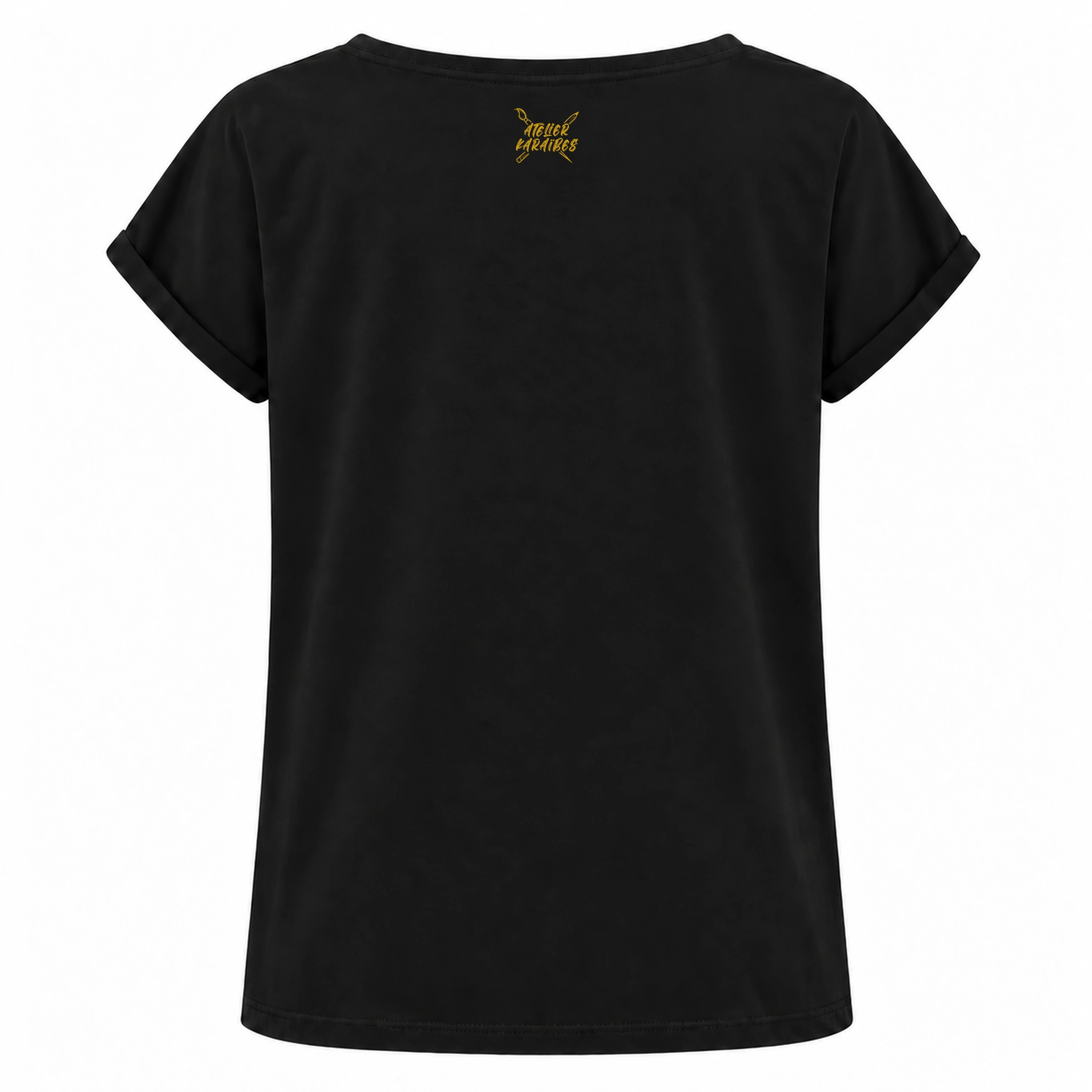 Dos du T-shirt rouloté noir : logo Atelier Karaïbes en jaune moutarde à l’extérieur, juste sous le col