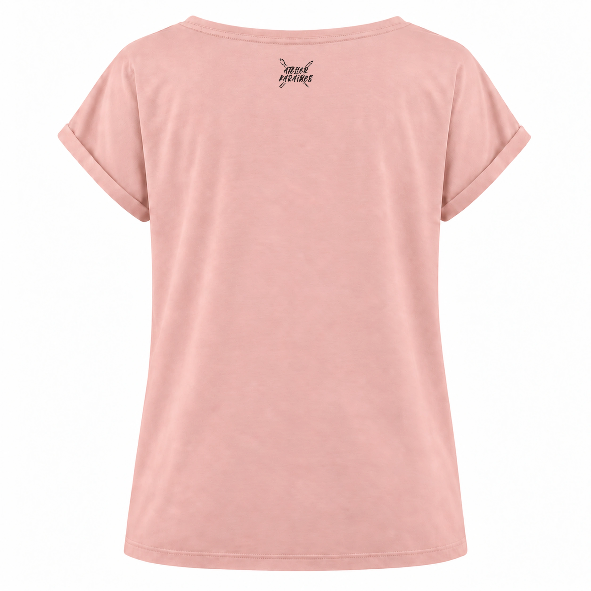 Dos du T-shirt rouloté rose : logo Atelier Karaïbes en noir à l’extérieur, juste sous le col