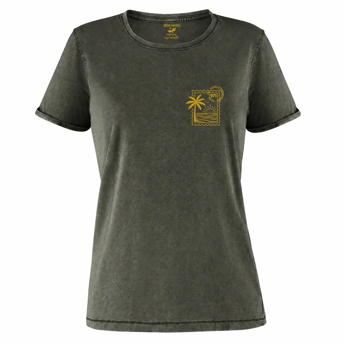 T-shirt vieilli femme vert militaire foncé délavé avec un timbre tropical 971 avec palmier, mer et soleil imprimé en jaune moutarde côté cœur