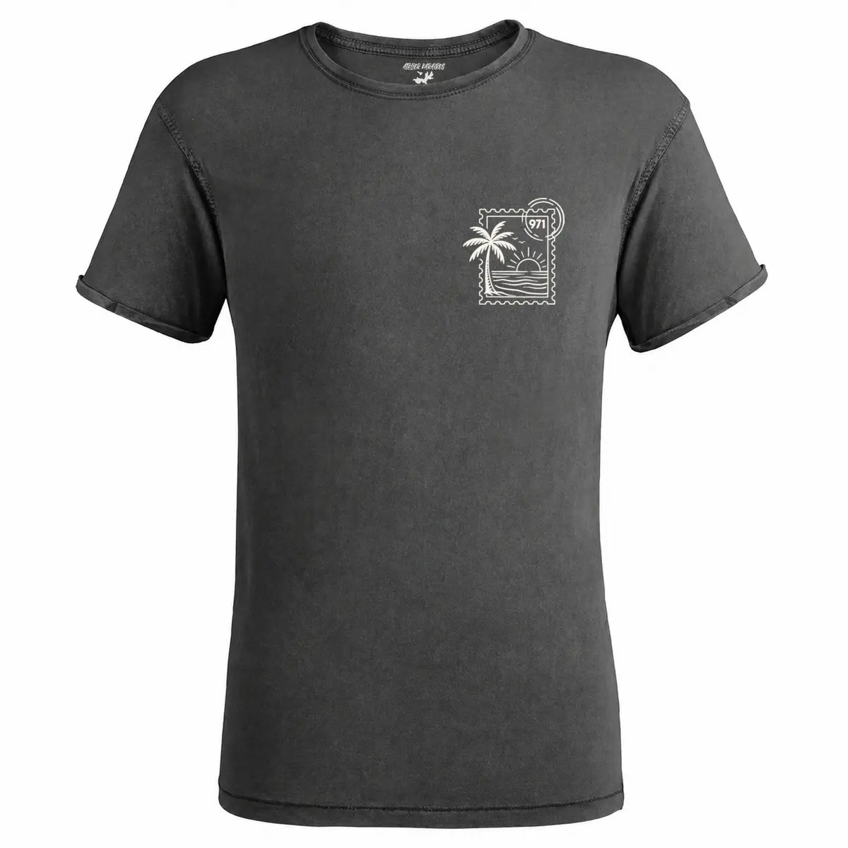 T-shirt vieilli homme gris anthracite délavé avec un timbre tropical 971 avec palmier, mer et soleil imprimé en blanc côté cœur