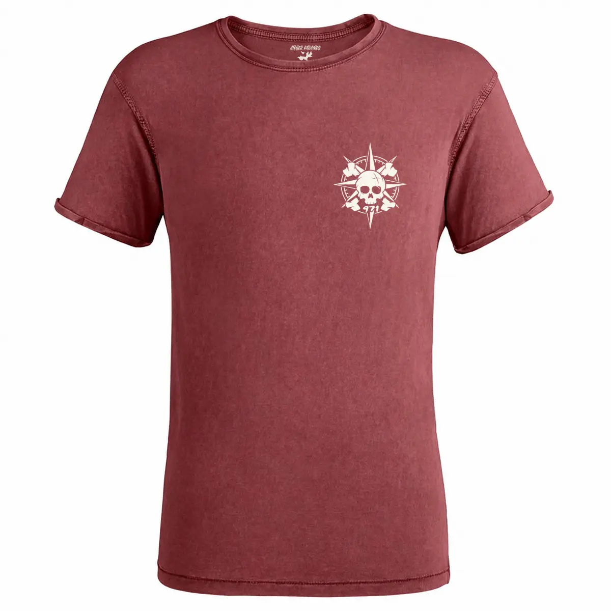 T-shirt vieilli homme rouge grenat délavé avec une boussole pirate 971 ornée d’un crâne imprimé en blanc côté cœur