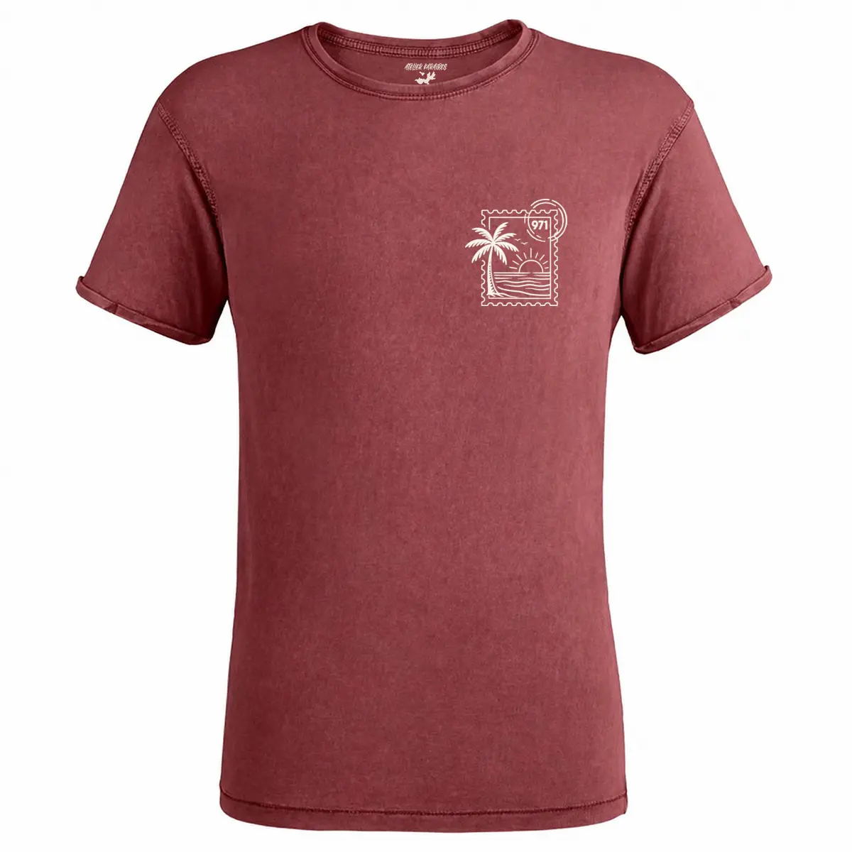 T-shirt vieilli homme rouge grenat délavé avec un timbre tropical 971 avec palmier, mer et soleil imprimé en blanc côté cœur