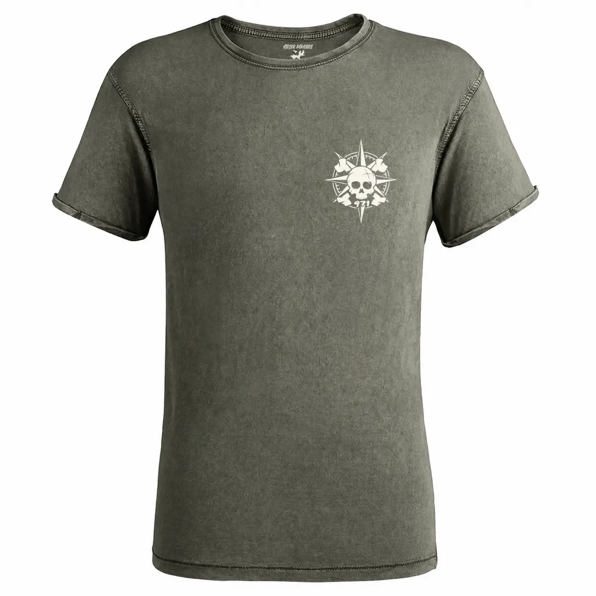 T-shirt vieilli homme vert militaire foncé délavé avec une boussole pirate 971 ornée d’un crâne imprimé en blanc côté cœur
