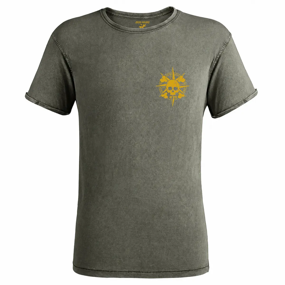 T-shirt vieilli homme vert militaire foncé délavé avec une boussole pirate 971 ornée d’un crâne imprimé en jaune moutarde côté cœur