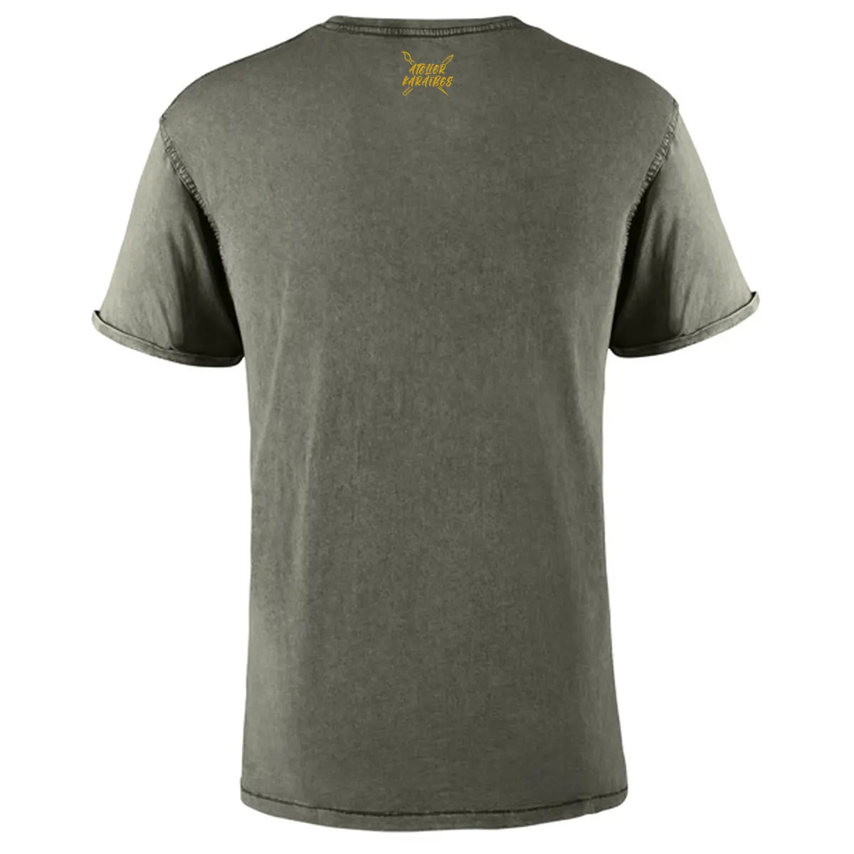 Dos du T-shirt vieilli homme vert militaire foncé délavé avec le logo Atelier Karaïbes en jaune moutarde sous le col